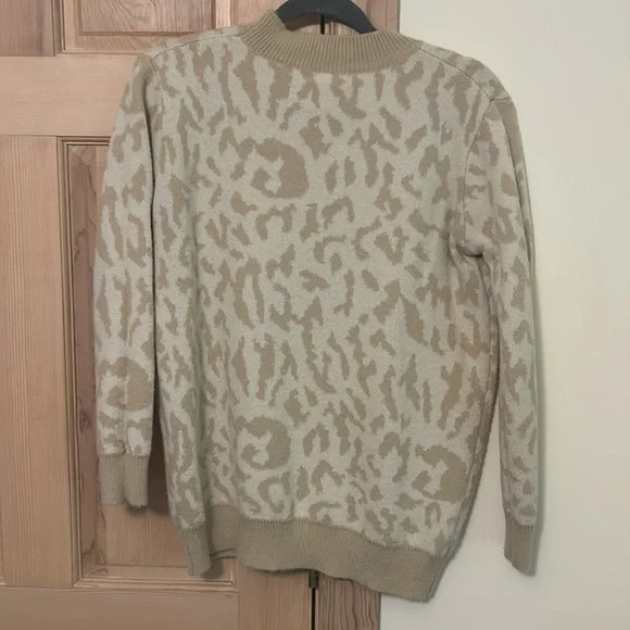 Top Style Cheetah Print Sweater Size Medium - Picture 3 of 4
